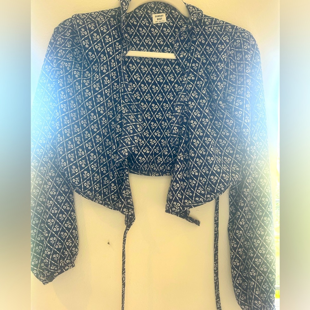 Aritzia cropped Blouse, long sleeves, ties in middle size xxs
